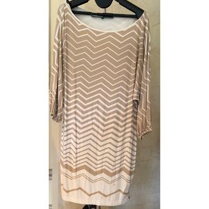 Bebe chevron beige/cream dress